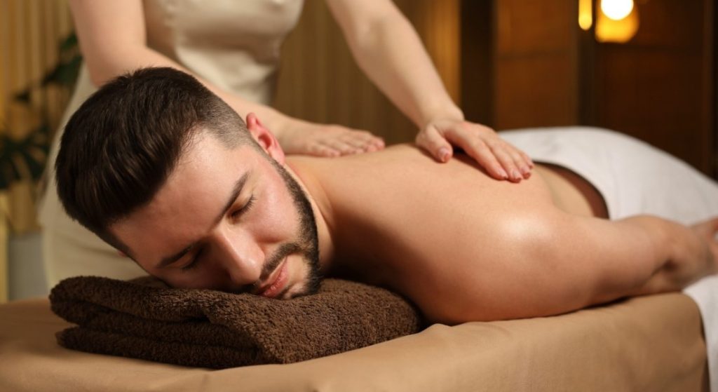 Hombre recibiendo masaje sensitivo