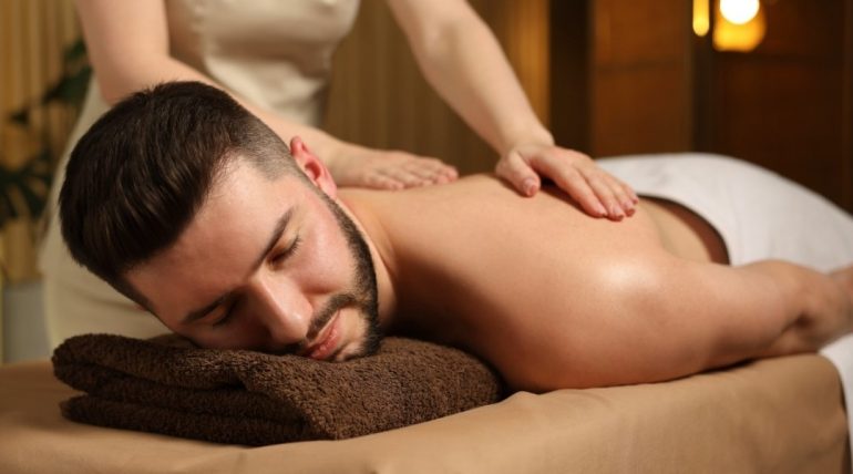 Hombre recibiendo masaje sensitivo