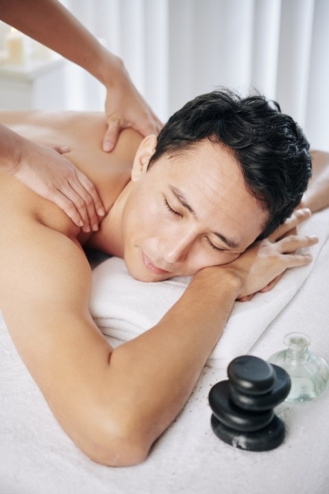 Masaje de espalda con piedras calientes